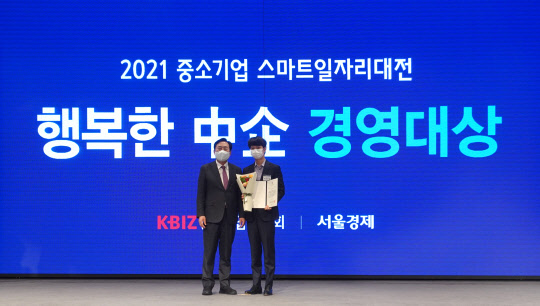 박찬암(오른쪽) 스틸리언 대표가 김기문 중소기업중앙회장과 기념촬영을 하고 있다. <스틸리언 제공>